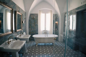 The Duchess's View - NEW! Luxurious Flat in Historical Centre 115 sq m, 3min walk to Cala Porto beach and Private Parking